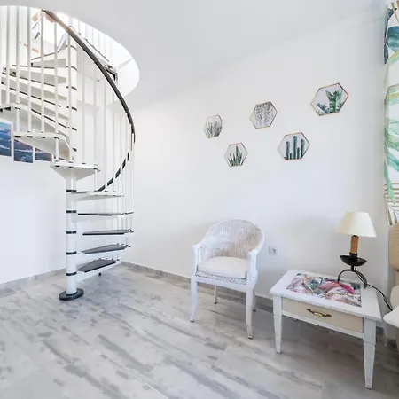 Sunny Terrace Apartment *